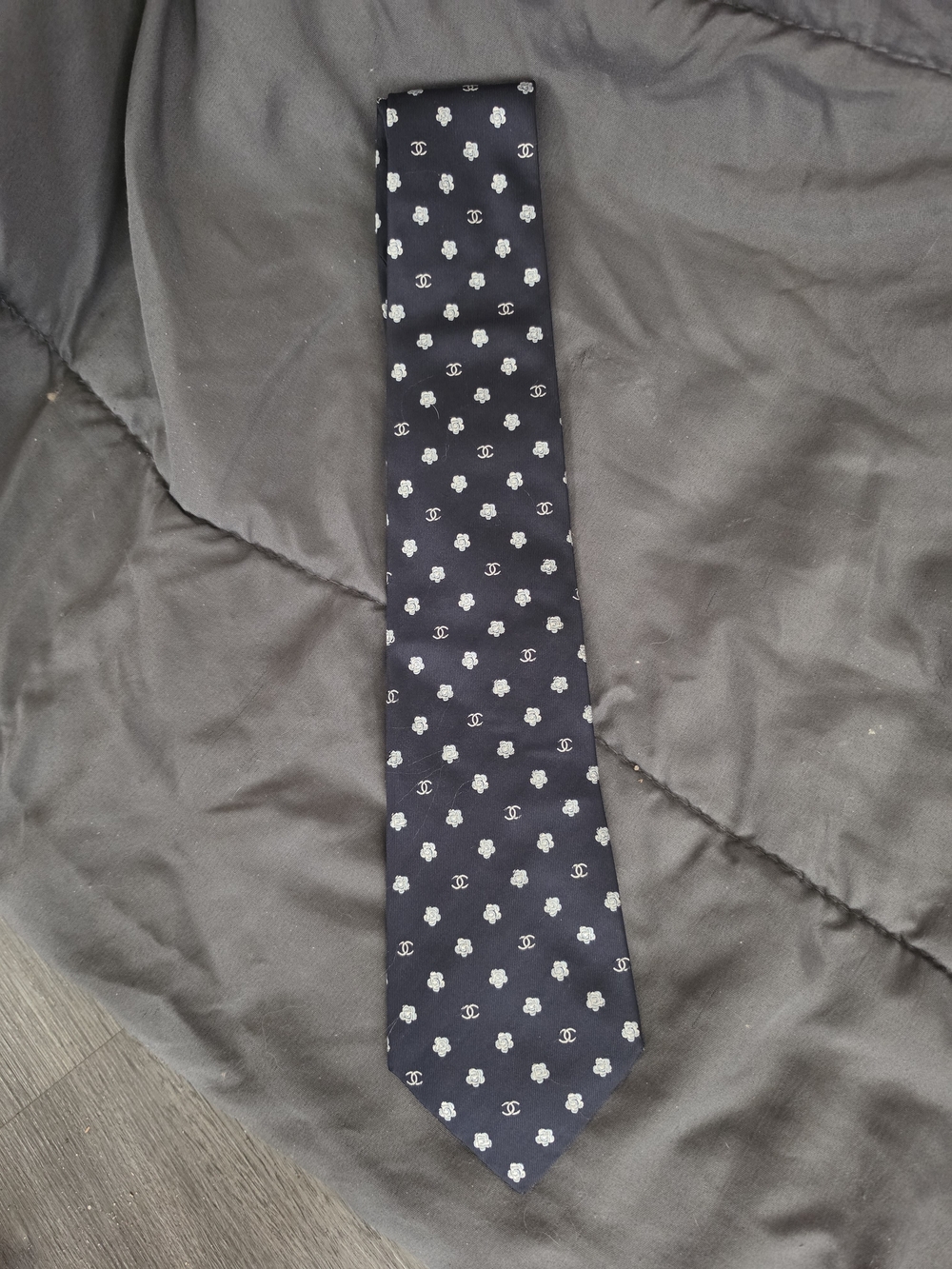 Authentic Chanel Men’s Black Floral Motif Silk Tie - Picture 3 of 6